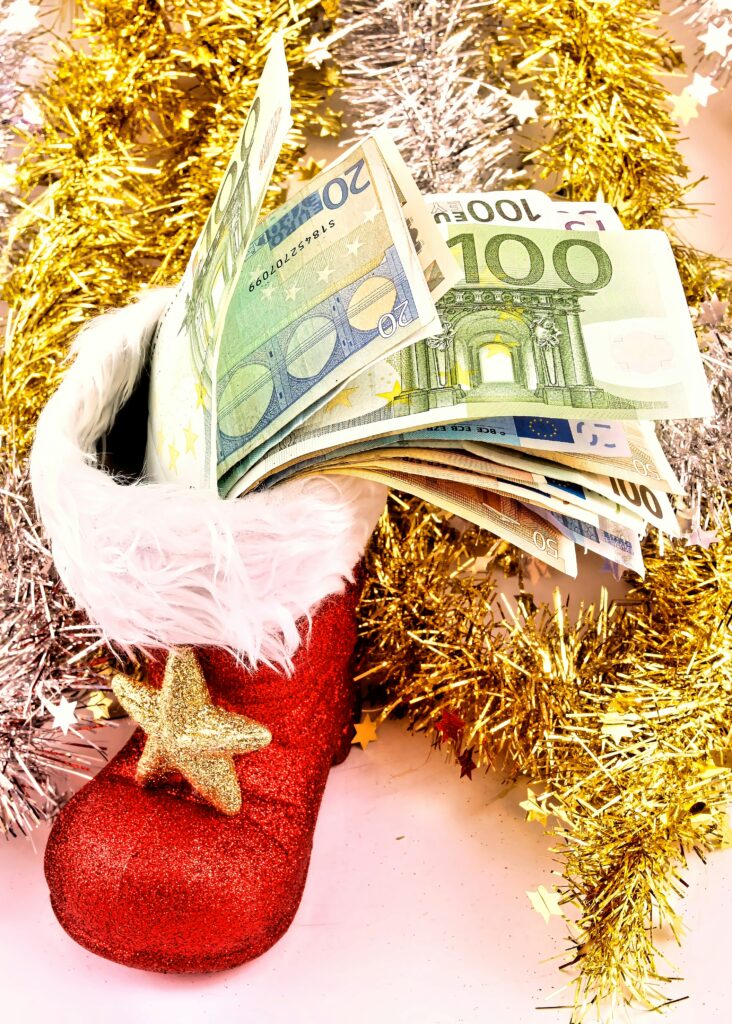 bota vermelha no estilo que o papai noel utiliza com cédulas dentro